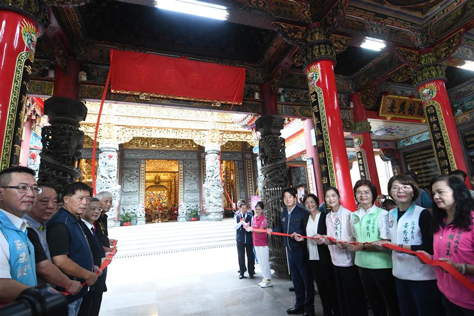 賴清德總統蒞臨伸港福安宮參香祈福 王縣長不忘宣傳把握機會來看設計展 賴清德總統蒞臨伸港福安宮參香祈福 王縣長不忘宣傳把握機會來看設計展