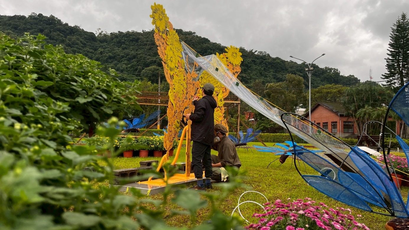 藝術家繪製大菊花紋 圖/台北市政府