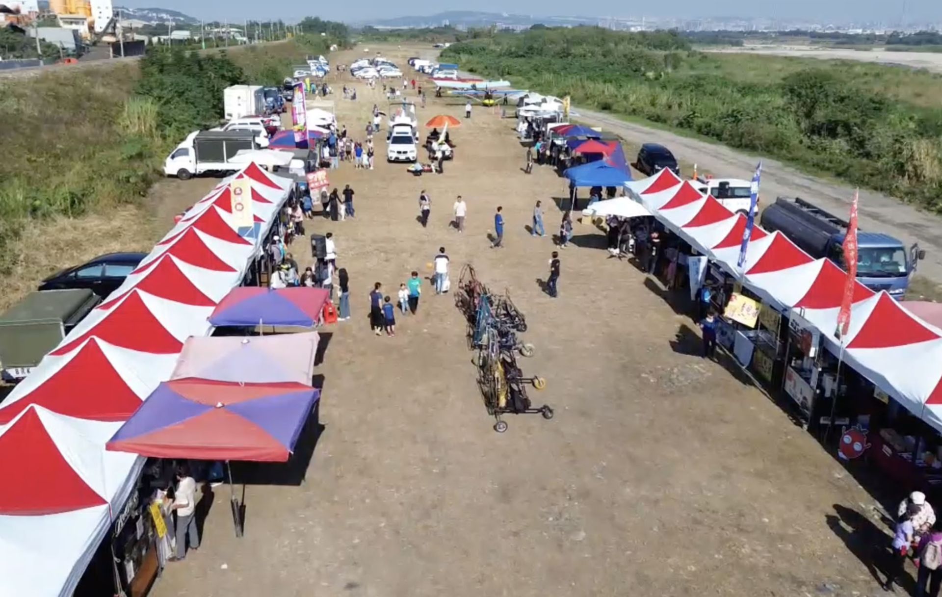 溪尾國小22日慶祝71周年校慶，直接將校慶在飛機跑道上辦，輕航機闖關活動吸引小朋友們挑戰。（黃國峰攝）