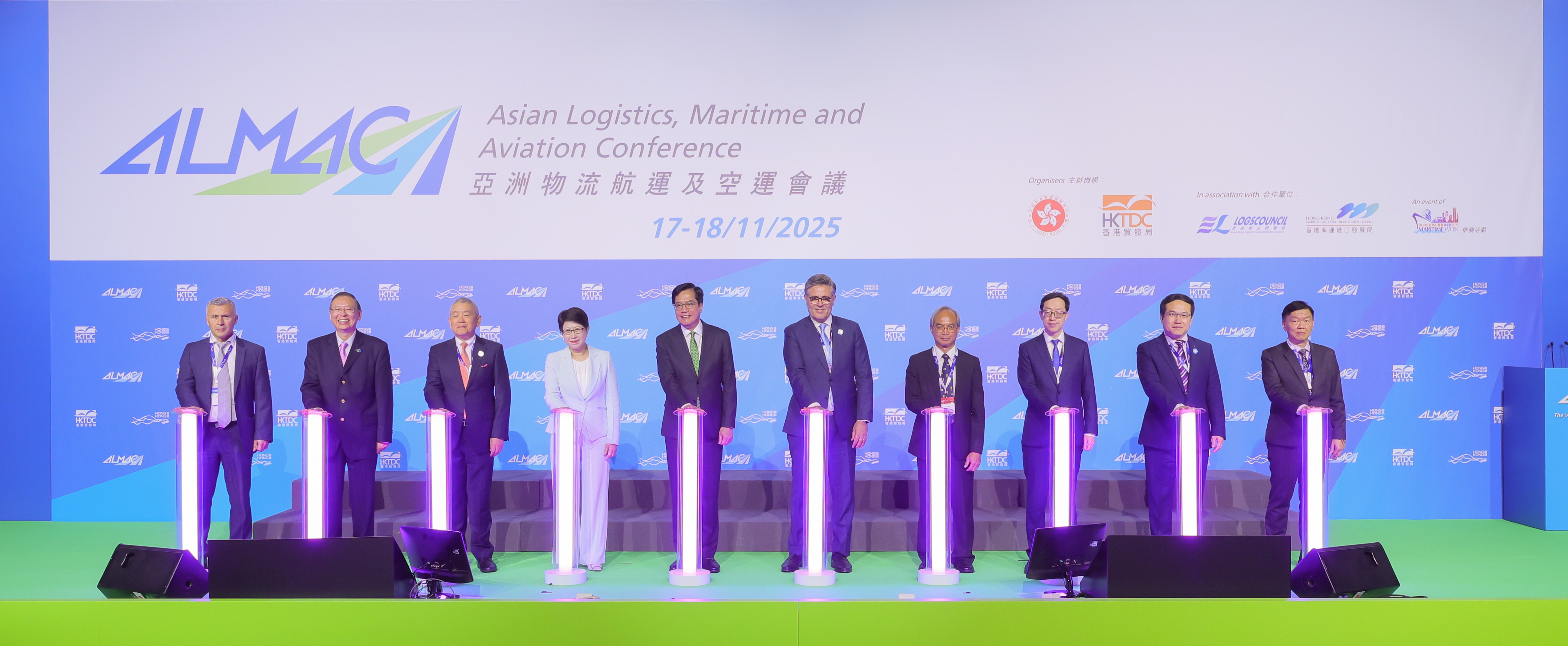 一眾嘉賓為「絲路低空經濟(香港)合作中心」進行啟動儀式。