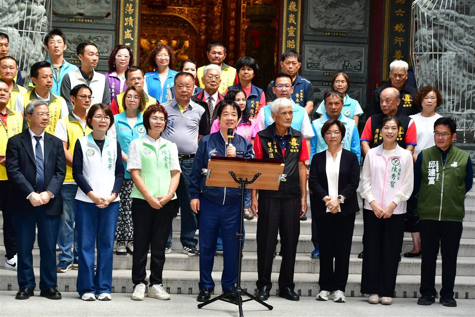 賴清德總統蒞臨伸港福安宮參香祈福 王縣長不忘宣傳把握機會來看設計展 賴清德總統蒞臨伸港福安宮參香祈福 王縣長不忘宣傳把握機會來看設計展