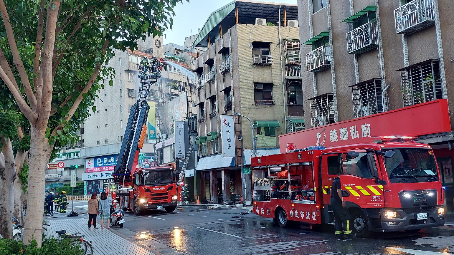 台北市士林區今(17)日清晨發生火警。位於天母德行西路1處餐廳,其1樓旁的鐵皮加蓋區域突然起火燃燒。(翻攝自FB《靠北天母幫》)