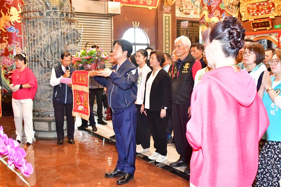 賴清德總統蒞臨伸港福安宮參香祈福 王縣長不忘宣傳把握機會來看設計展 賴清德總統蒞臨伸港福安宮參香祈福 王縣長不忘宣傳把握機會來看設計展