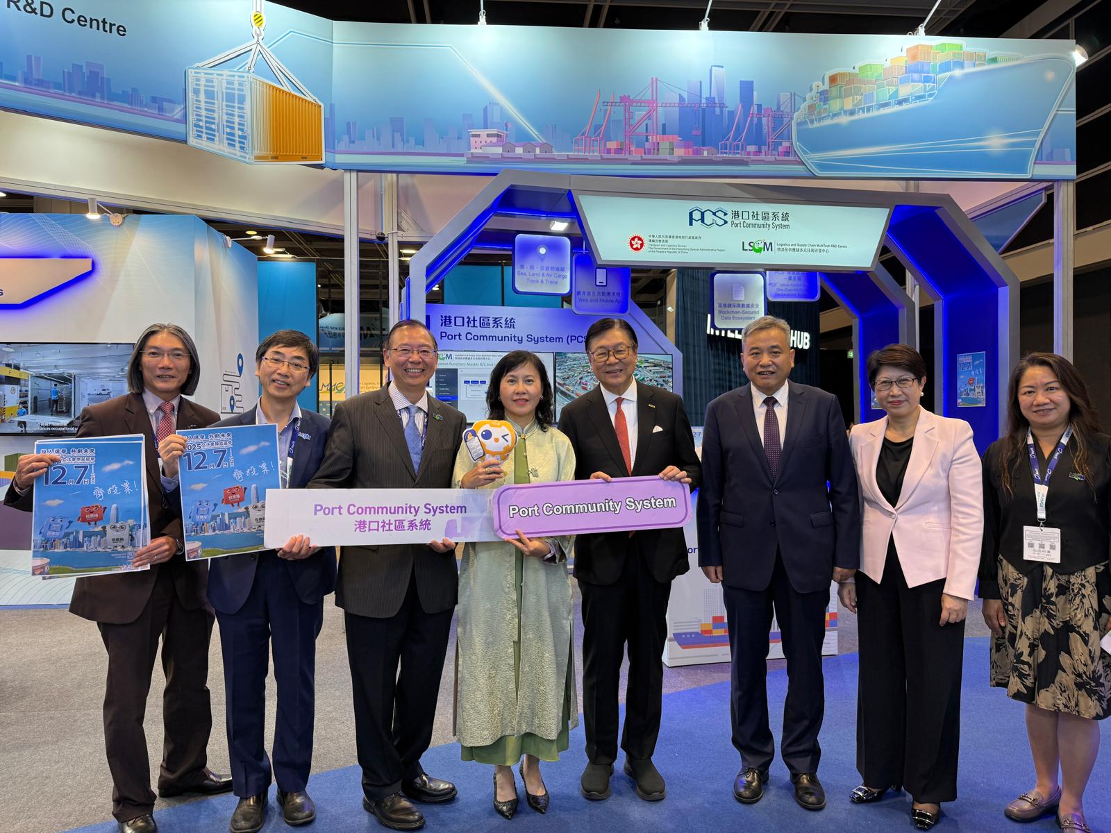 香港特別行政區政府運輸及物流局局長陳美寶女士(左四)、香港貿易發展局主席馬時亨教授(右四)、香港貿易發展局總裁張淑芬女士(右二)親臨LSCM的展位參觀,了解LSCM研發的最新物流業相關技術。