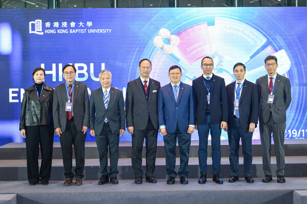 香港浸會大學舉辦旗艦活動「香港浸會大學合作交流午宴」,校董會暨諮議會主席黃英豪博士(右四)、校長衞炳江教授(左四)、校董會暨諮議會副主席潘偉賢先生(左三)、校董會暨諮議會司庫林子傑先生(右三)、常務副校長黃定發教授(左二)、副校長(研究及拓展)暨研究院院長呂愛平教授(右二)、副校長(教與學)周偉立博士(右一),以及行政副校長暨秘書長鄒靄雲女士(左一)等管理層出席儀式。 香港浸會大學舉辦旗艦活動「香港浸會大學合作交流午宴」,校董會暨諮議會主席黃英豪博士(右四)、校長衞炳江教授(左四)、校董會暨諮議會副主席潘偉賢先生(左三)、校董會暨諮議會司庫林子傑先生(右三)、常務副校長黃定發教授(左二)、副校長(研究及拓展)暨研究院院長呂愛平教授(右二)、副校長(教與學)周偉立博士(右一),以及行政副校長暨秘書長鄒靄雲女士(左一)等管理層出席儀式。