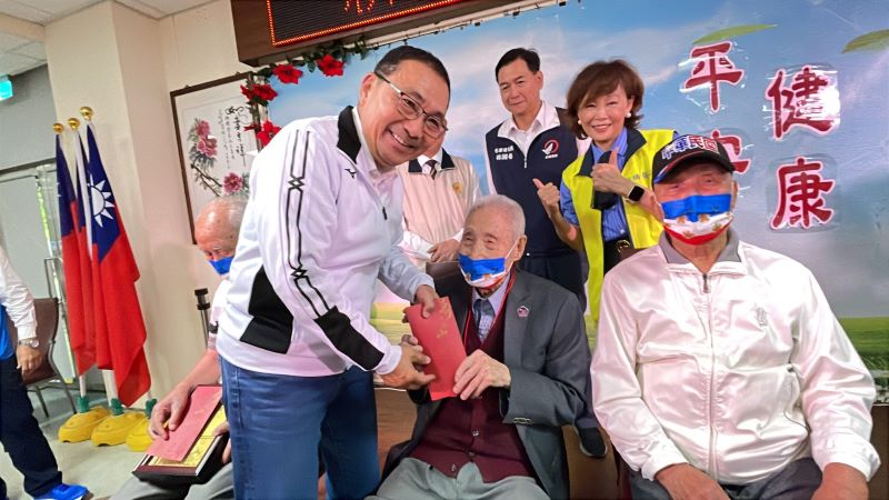 《圖說》侯友宜市長致贈102歲人瑞敬老禮金,右二板橋榮家主任陳桂美。〈板橋公所提供〉