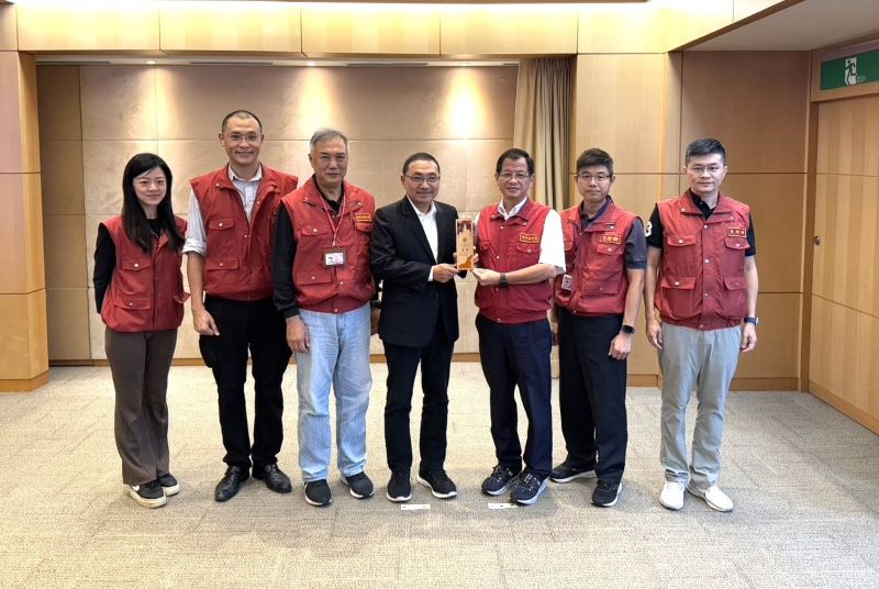 《圖說》消防局長陳崇岳偕團隊於市政會議上獻獎，侯友宜市長親自接受。〈消防局提供〉