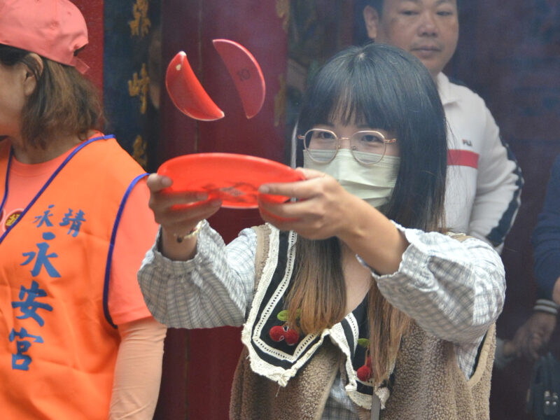 民眾於永安宮參與「擲筊挑戰賽」,親手擲筊向神明祈福,感受永靖歲末謝平安的傳統信仰儀式,現場氣氛熱絡。(頂新和德文教基金會提供)