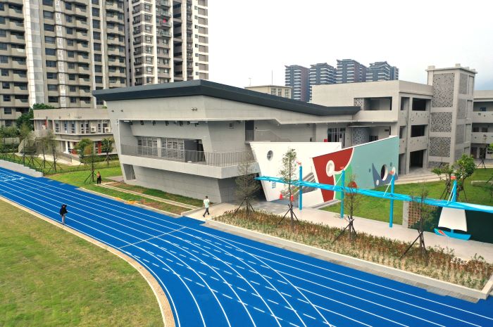 《圖說》淡海國小校園設計以「樂學淡海・航向未來」為公共藝術主題，運用舢舨及風帆等意象象。〈教育局提供〉