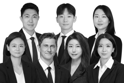 圖片由 Newmark 提供:前排左至右:Judy Jang、John Pritchard、Karis Kim、Miji Kyung;後排左至右:Leadley Park、Chan Joung、Sienna Ahn。 圖片由 Newmark 提供:前排左至右:Judy Jang、John Pritchard、Karis Kim、Miji Kyung;後排左至右:Leadley Park、Chan Joung、Sienna Ahn。