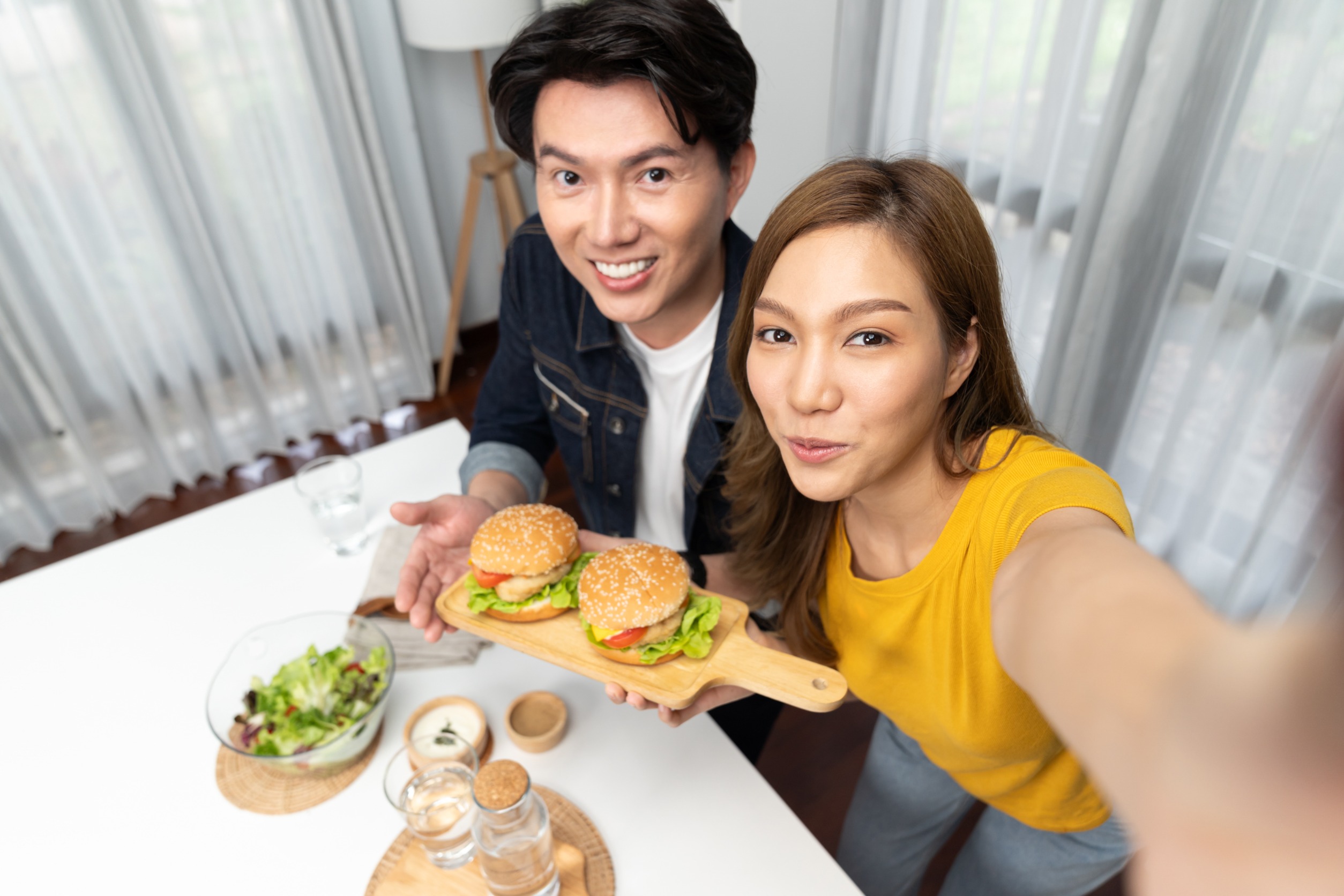 因為懂得尊重,有姊姊的男生跟女朋友吃飯時,也會配合女方的喜好來挑選餐廳。圖/123RF圖庫