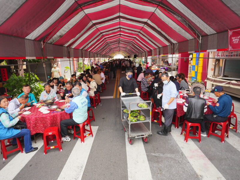 今年的「梅花平安宴」更是盛況空前,席開338桌,創下歷年新高(頂新和德文教基金會提供)