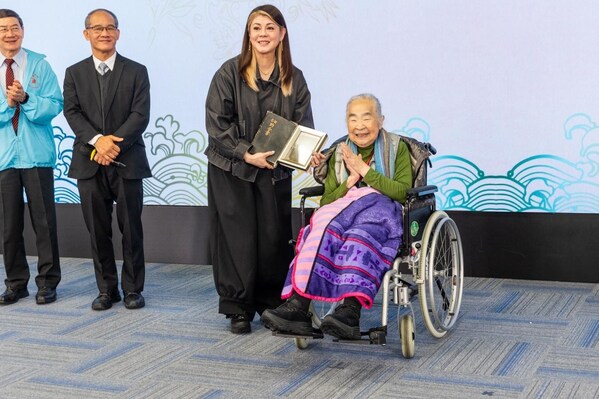 小金子女士捐出喬宏家族珍藏多年的《新舊約聖經》及《聖光日引》，由館長梁藝齡傳道接過這份承載信仰傳承的珍貴禮物。