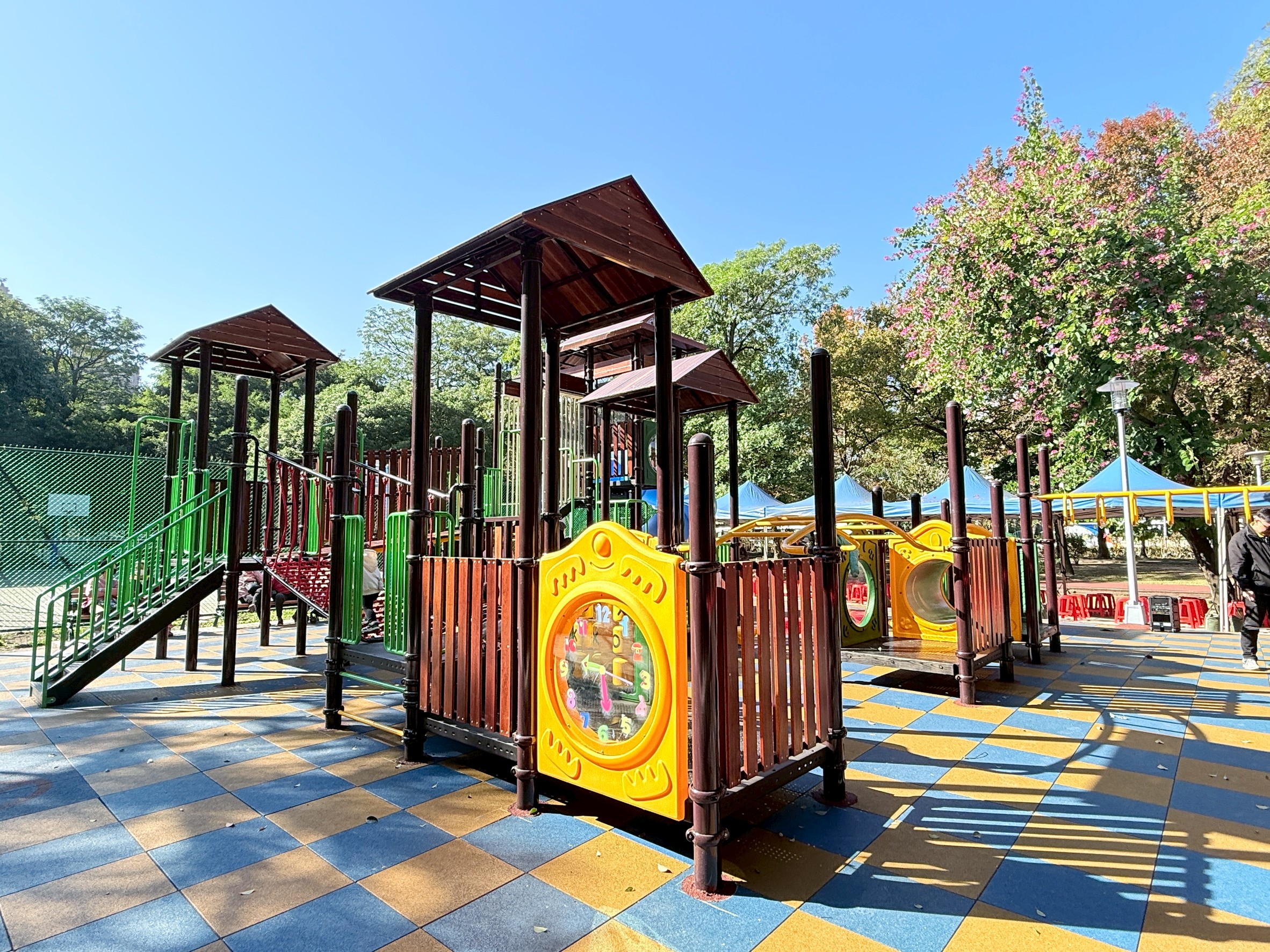 《圖說》玫瑰公園新建多樣化的特色遊具。〈板橋公所提供〉