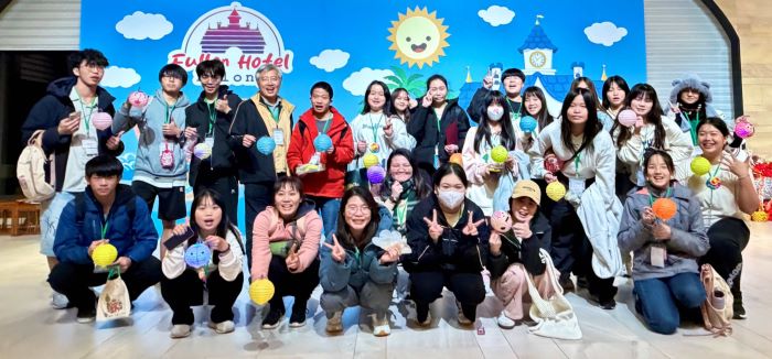 《圖說》參加「2026靈鷲山向陽而生成長營」的隊輔、學員開心合影。〈靈鷲山佛教教團提供〉