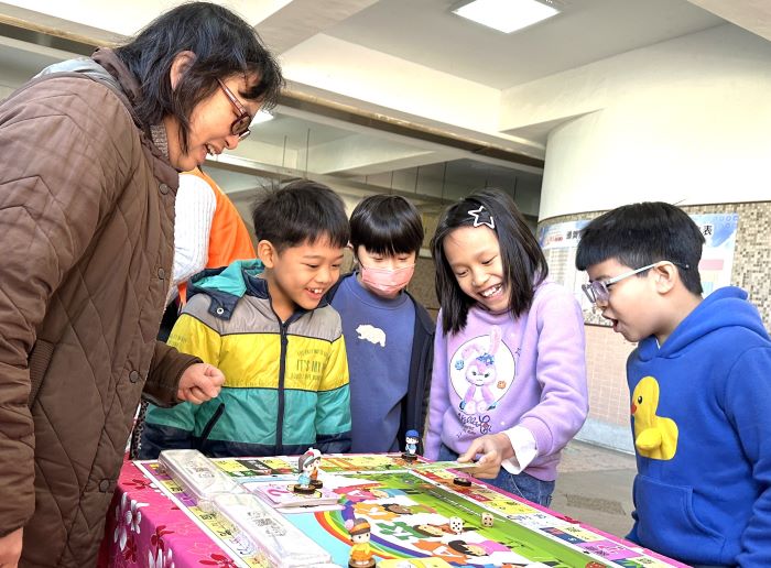 《圖說》客語趣味化生活趣味桌遊，讓孩子自信開口說客語。〈教育局提供〉