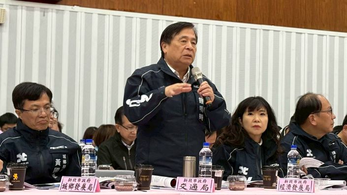 《圖說》交通局長鍾鳴時回覆里長提案。〈民政局提供〉