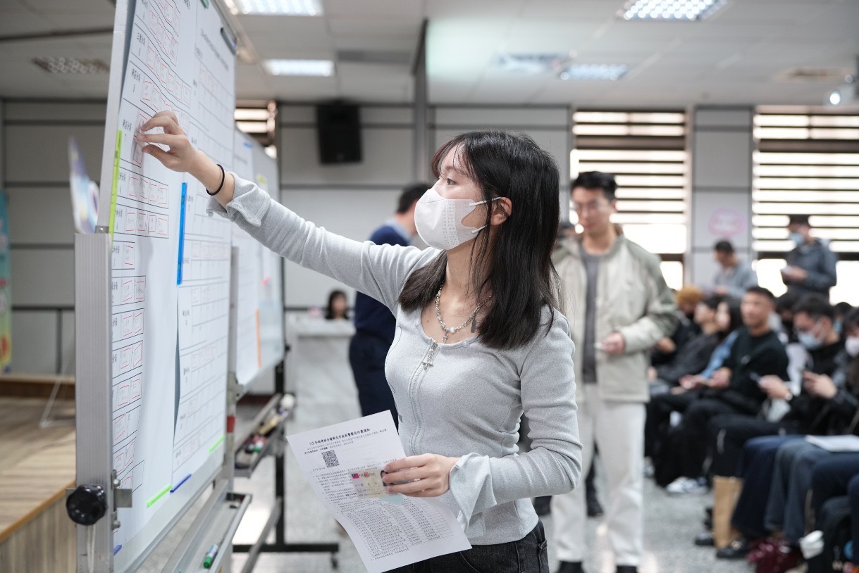 《圖說》113年特考班新生報到填選志願。〈警察局提供〉