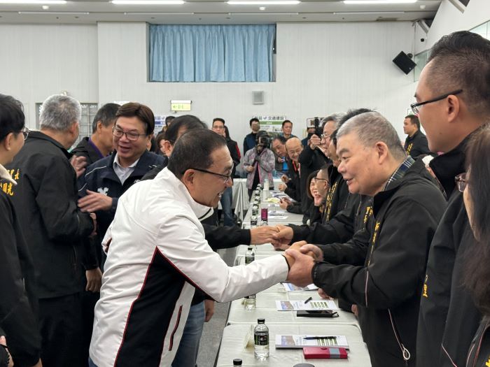 《圖說》市長侯友宜向里長致意，感謝提案打造地方願景。〈民政局提供〉