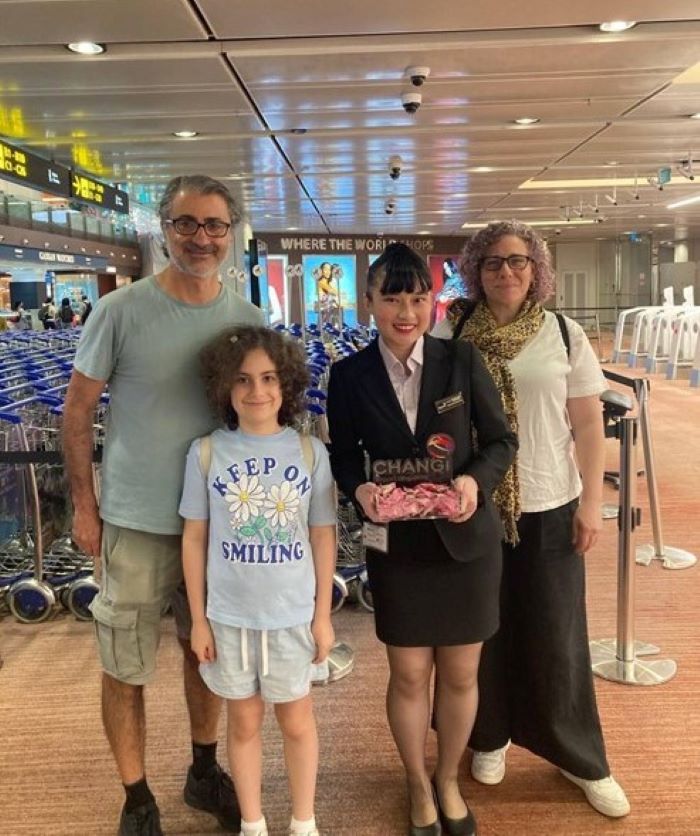 《圖說》應用外語系林芷瑄同學於海外實習期間與旅客合影，展現服務精神與跨文化溝通能力。〈龍華科大提供〉