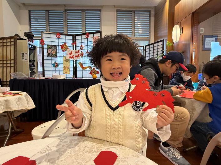 《圖說》活動現場還可手作賀卡、剪紙等體驗，充滿濃濃年味。〈民政局提供〉