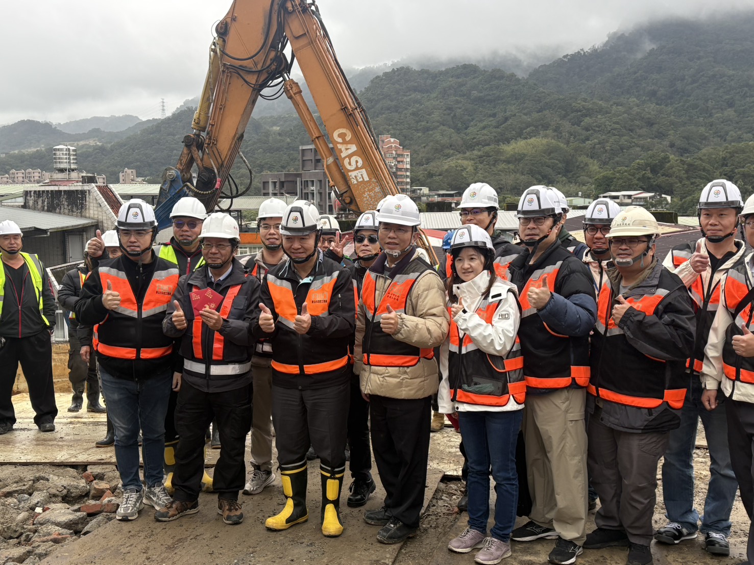 《圖說》工務局長馮兆麟巡視(前排左三)工地，確認工地安全防護情形，也發放福袋與紅包慰勞辛苦的施工團隊。〈工務局提供〉