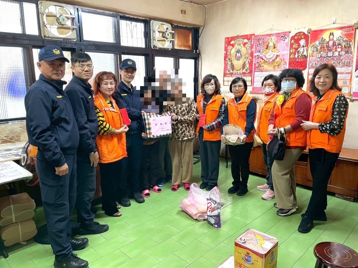 《圖說》三重警關懷弱勢家庭及身障人員，親自到家中關心及慰問。〈三重分局提供〉