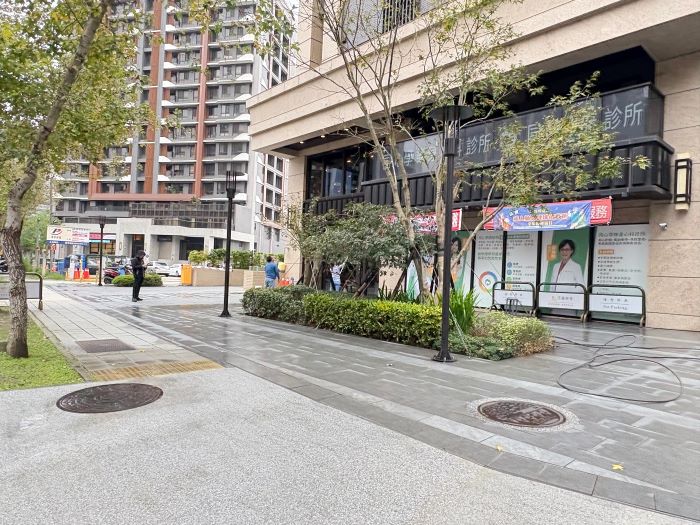 《圖說》社區大樓的自設陰井與外部公共污水下水道人孔銜接，完成污水接管作業。〈水利局提供〉