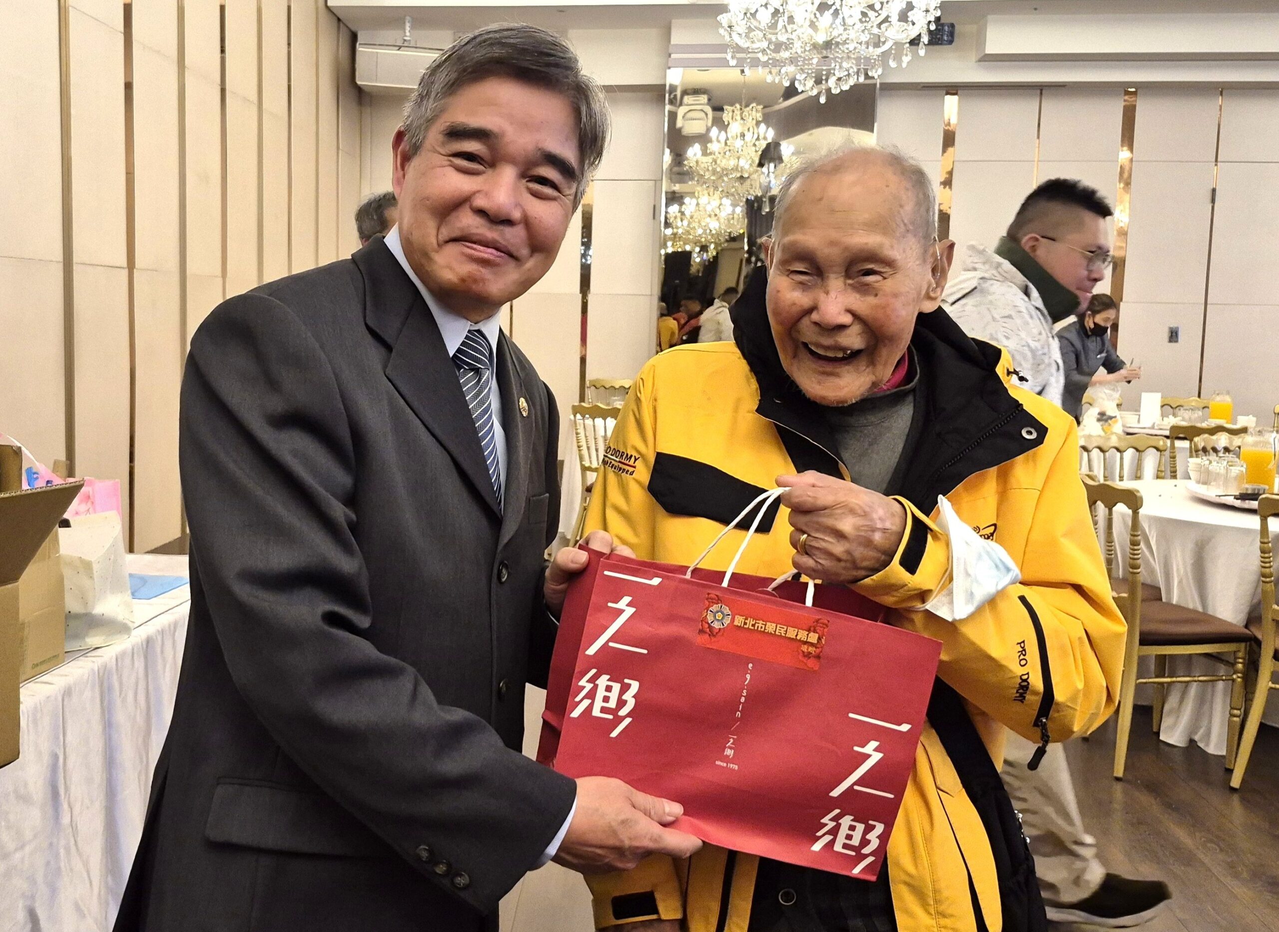 《圖說》林振生處長（左）致贈伴手禮予106歲方爺爺。〈新北榮服處提供〉