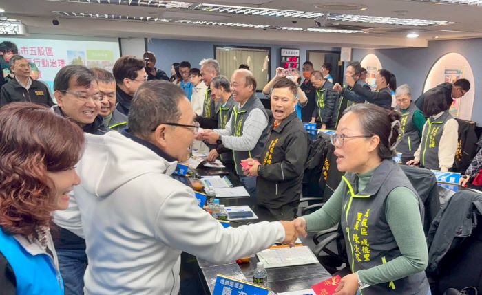 《圖說》侯友宜市長與里長熱烈互動。〈民政局提供〉