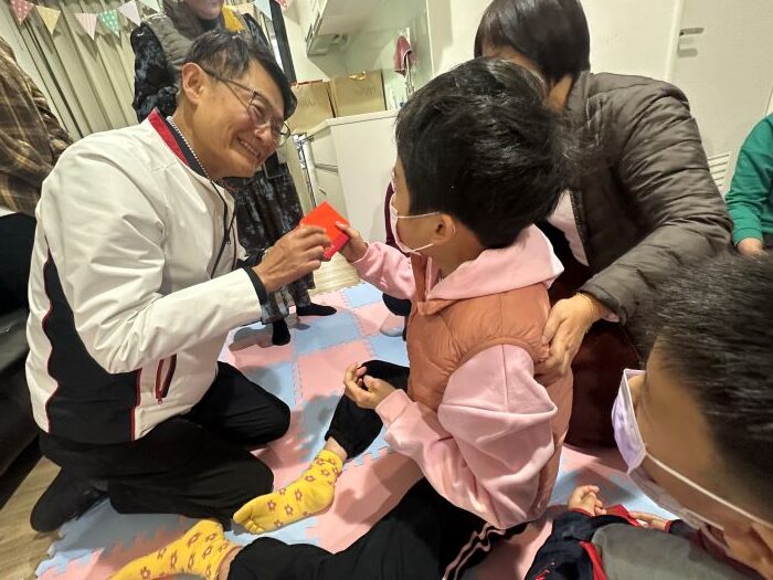 《圖說》副市長陳純敬代表侯友宜市長在除夕前探視新店央北社宅類家庭  並致贈小朋友紅包。〈社會局提供〉