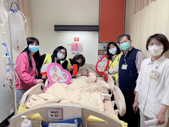 《圖說》陳桂美慰問臺北榮總住院榮民，長輩們倍感節慶的溫暖與關懷。〈板橋榮家提供〉