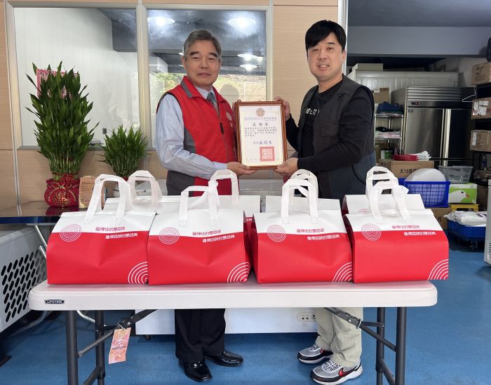 《圖說》榮民林凡瑋(右)捐贈春節愛心水餃，林振生處長(左)頒贈感謝狀。〈新北榮服處提供〉