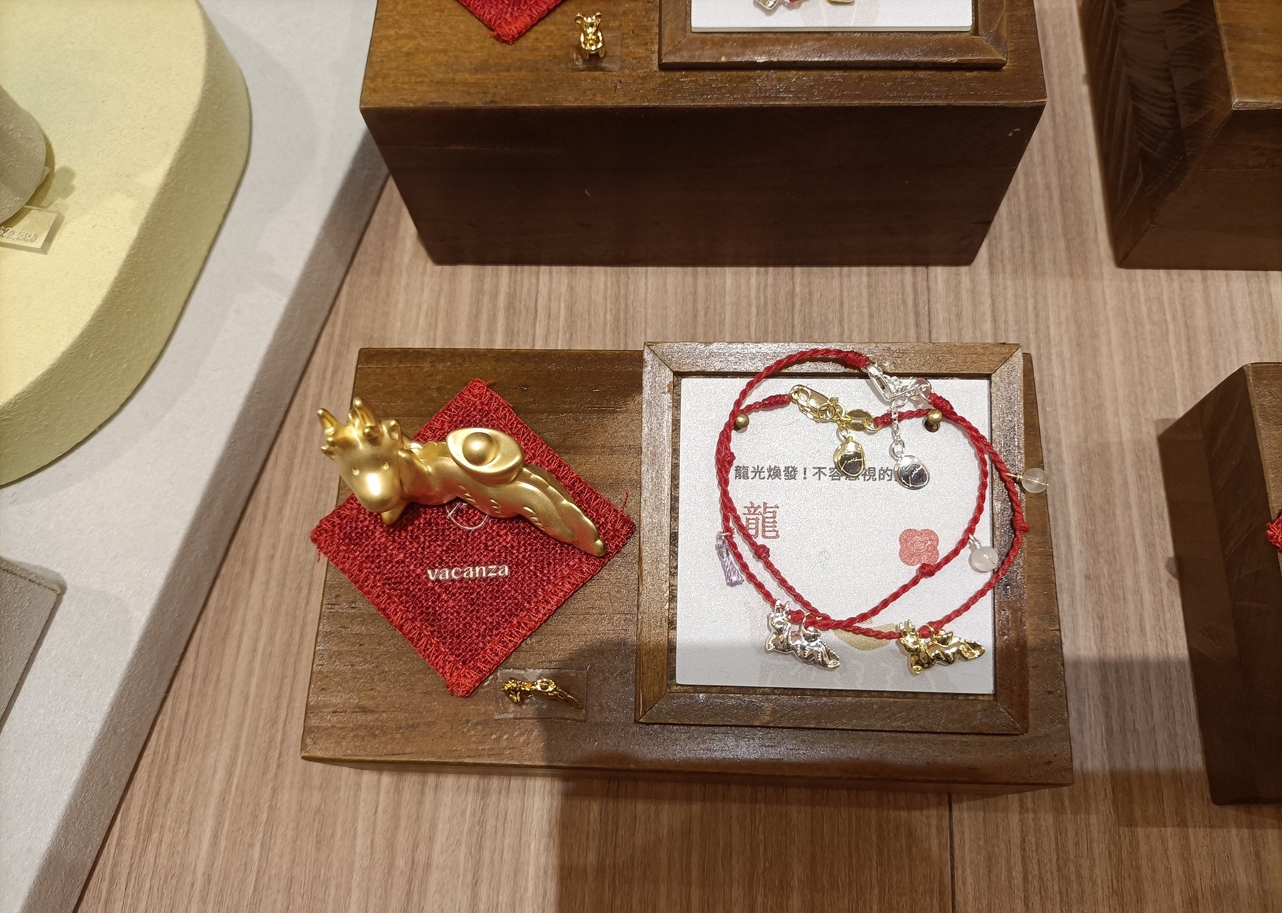 《圖說》春節飾品，未標示「商品名稱、製造商或進口商，名稱、地址、電話、原產地、主要成份或材料、製造年月、淨重、容量、數量或度量」等資訊。〈經發局提供〉