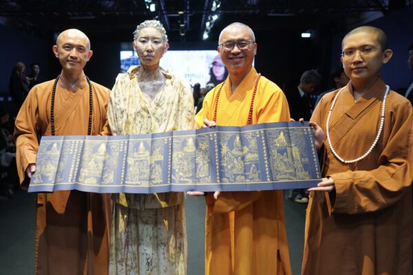 法藏大和尚與僧團成員於C JEAN 26AW 臺北時裝週開幕秀現場合影，並展示融合佛教文化意象的藝術作品，呈現信仰與時尚跨界結合的深層對話。圖/主辦單位