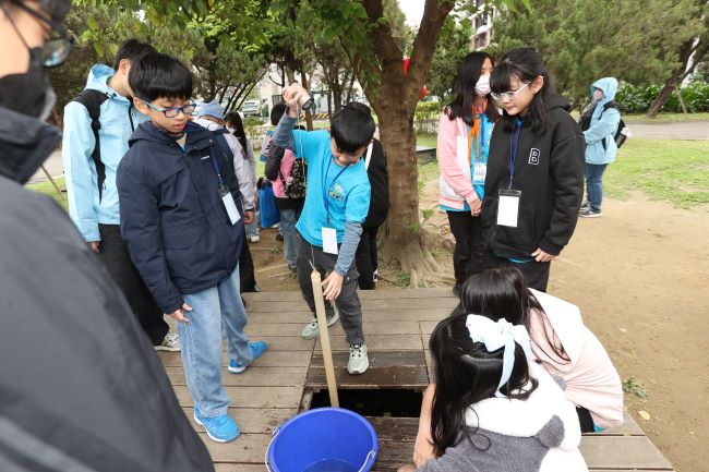 《圖說》小局長透過採樣儀器掌握各式查緝工具，學習還原污染真相。〈環保局提供〉