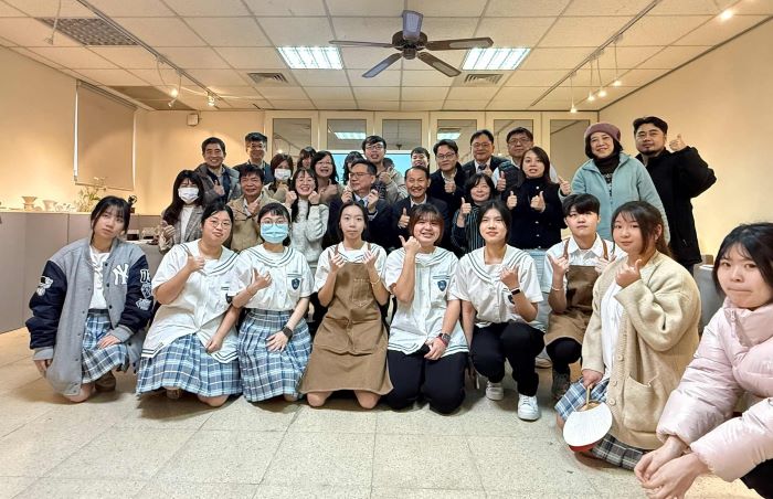 《圖說》鶯歌工商陶工科第27屆師徒制暨畢業成果展。〈亞東科大提供〉