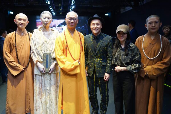C JEAN 26AW 臺北時裝週開幕秀現場，設計師簡君嫄與法藏大和尚及多位僧侶與創作團隊同台合影，展現時尚與佛學哲思跨界交融的文化對話。圖/主辦單位
