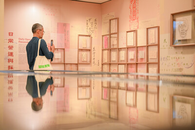 是次展覽匯集館藏原稿、炮竹製作工具、包裝招紙等逾400件展品，多角度呈現澳門炮竹業的百年歷史與文化價值，引領觀眾重溫這昔日為澳門四大工業之一的光輝歷程。