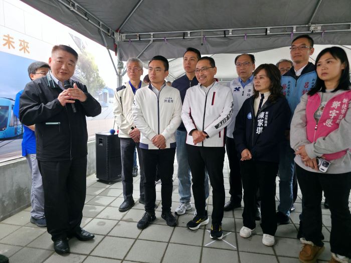 《圖說》工務局長馮兆麟(左一)解說淡水區中正路二段51巷人行道、沙崙路附屬設施改善成果。〈工務局提供〉