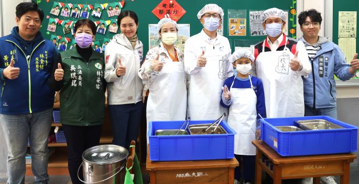 《圖說》教育局長張明文今赴北大國小關心校園供餐流程。〈教育局提供〉