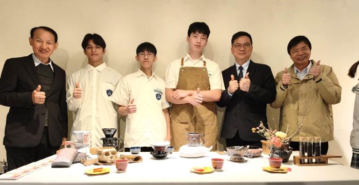 《圖說》亞東科大參觀鶯歌工商陶工科畢業展。〈亞東科大提供〉