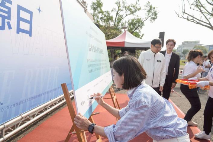 雲林縣環保局與「斗六產業園區污水處理廠環境教育場域」簽署合作意向書，副縣長陳璧君擔任見證人。