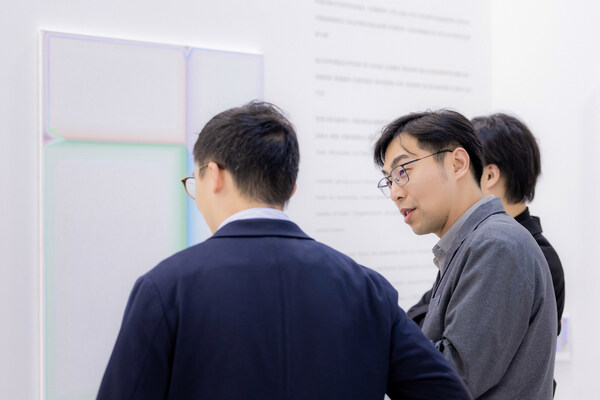 「金沙藝廊」展區一連五日氣氛熾熱，匯聚國際畫廊代表、收藏家及藝術家駐足交流，圍繞三位澳門青年藝術家——李英維、梁子毛及廖克敏的創作展開跨文化深入交流。