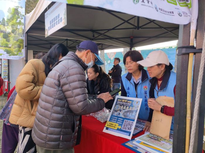 《圖說》民眾參與植樹節廉政法治宣導活動,互動踴躍熱烈。〈稅務局提供〉
