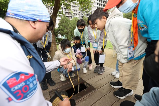 《圖說》小局長在「土水檢測好好玩」課程親自操作抽水泵與採樣貝勒管等土水採樣工作。〈環保局提供〉