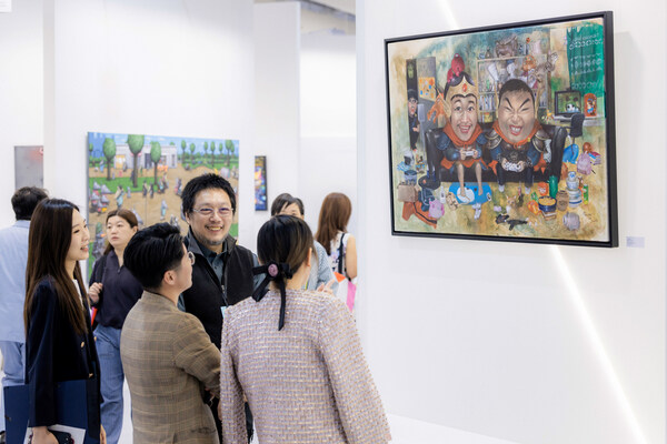 「金沙藝廊」展區一連五日氣氛熾熱，匯聚國際畫廊代表、收藏家及藝術家駐足交流，圍繞三位澳門青年藝術家——李英維、梁子毛及廖克敏的創作展開跨文化深入交流。