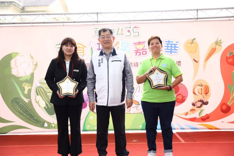 《圖說》銀級環保標章業者合影。〈環保局提供〉