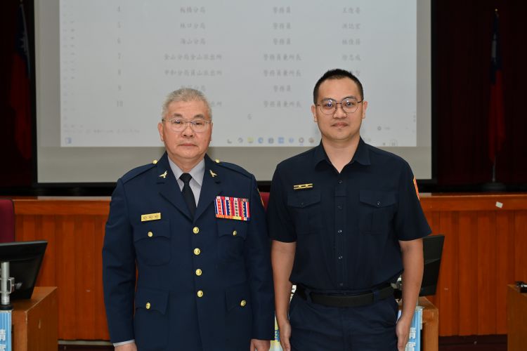 《圖說》警察局局長方仰寧與陞職人員土城分局土城派出所所長葉洋辰合影。〈警察局提供〉