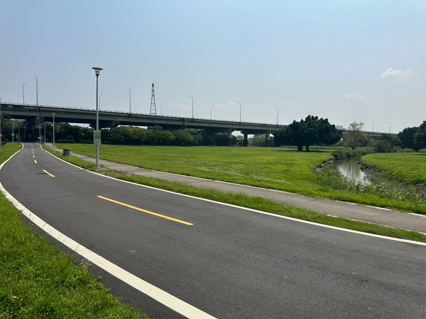 《圖說》通往淡水、八里的自行車道已完整銜接。〈高灘處提供〉